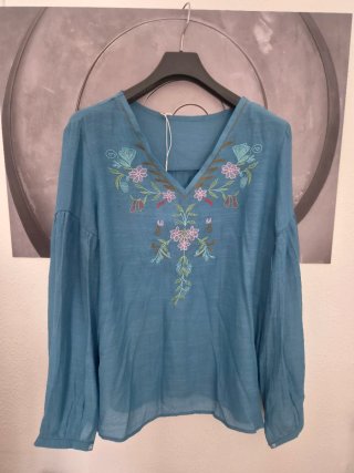 Camiseta azul bordada talla única