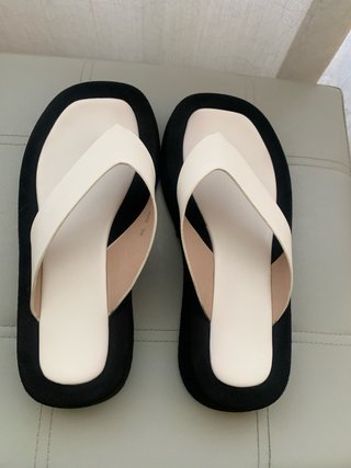 Sandalias de mujer negras y blancas