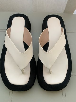 Sandalias de mujer negras y blancas