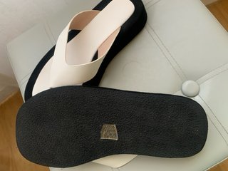 Sandalias de mujer negras y blancas