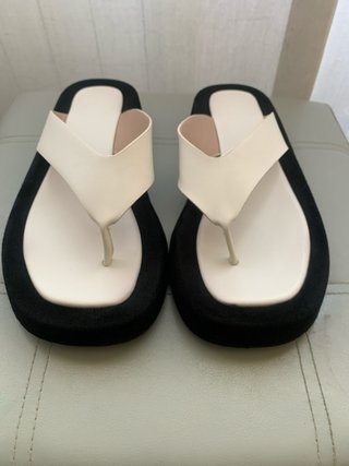 Sandalias de mujer negras y blancas