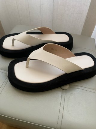 Sandalias de mujer negras y blancas