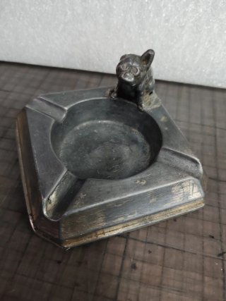 Cenicero antiguo de plomo con perro