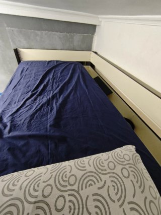 Cama alta de madera y metal