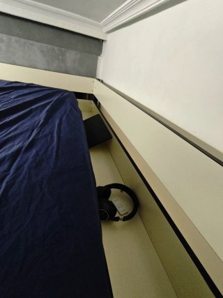 Cama alta de madera y metal