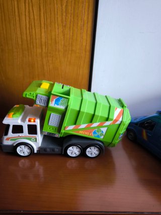 Coches de juguete: camión y furgón