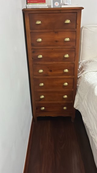 Cómoda de madera con tiradores dorados