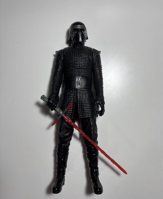 Figura Star Wars Kylo Ren con sable de luz