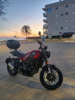 Benelli Leoncino 500 Roja y Negra