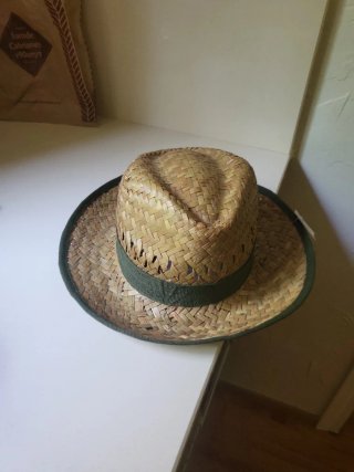 Sombrero de paja tejido