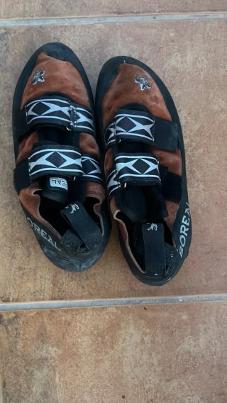 Equipo de escalada: casco, arnés, pies de gato
