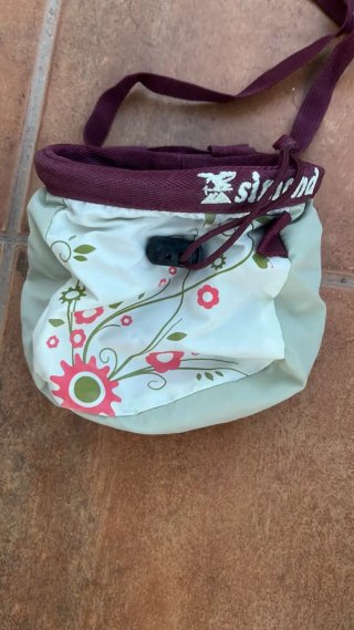 Equipo de escalada: casco, arnés, pies de gato