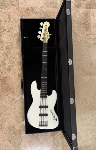 Squier Deluxe Jazz Bass 5 Cuerdas V Active