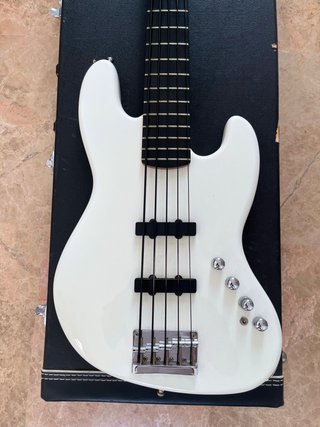 Squier Deluxe Jazz Bass 5 Cuerdas V Active