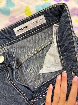 Pantalón globo vaquero Bershka.
