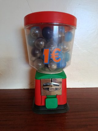 Máquina de bolas pequeña 1€ ( no incluye bolitas)