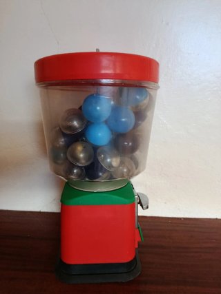 Máquina de bolas pequeña 1€ ( no incluye bolitas)