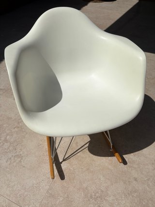 Silla balancín blanca con base de madera