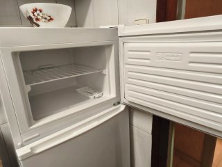 Frigorífico blanco con congelador
