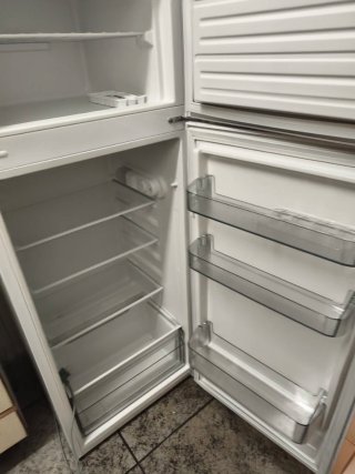 Frigorífico blanco con congelador