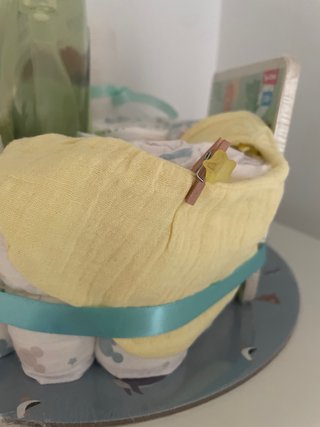 Tarta de pañales para bebé con accesorios