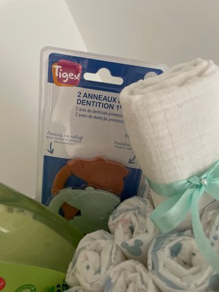 Tarta de pañales para bebé con accesorios