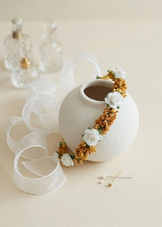 Corona de flores para ceremonia mostaza y blanca