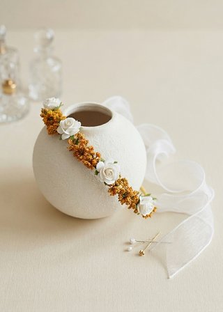 Corona de flores para ceremonia mostaza y blanca