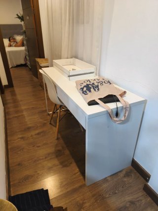 Escritorio blanco y madera