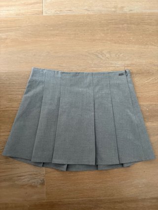 Falda gris plisada