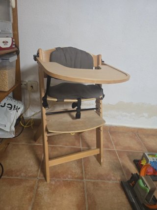 Trona de madera con cojín