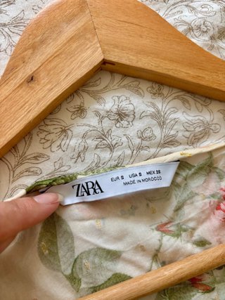 Camisa Zara floral manga larga