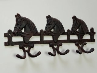 Perchero de forja con cabezas de caballo