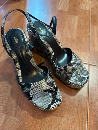 Tacones plataforma Zara efecto piel serpiente