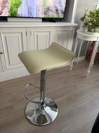 Taburetes altos cocina beige regulables