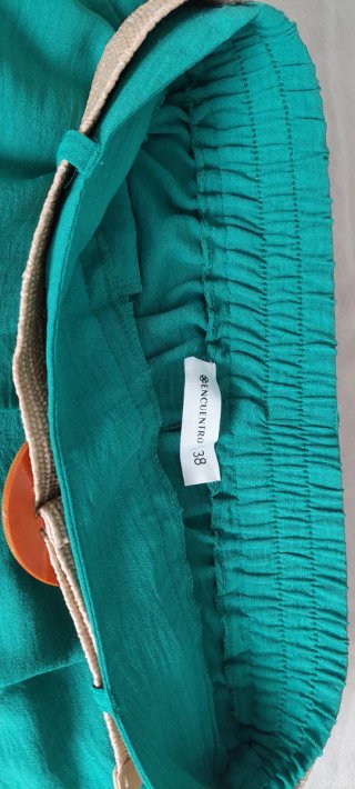 Pantalón verde talla M con cinturón.