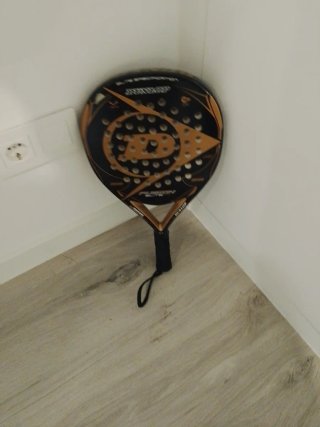 Pala de pádel Dunlop Negra y Dorada