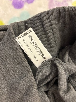 Pantalón acampanado gris oscuro Bershka.