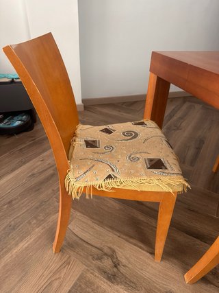 Mesa de comedor y 4 sillas de madera