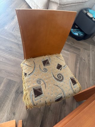 Mesa de comedor y 4 sillas de madera