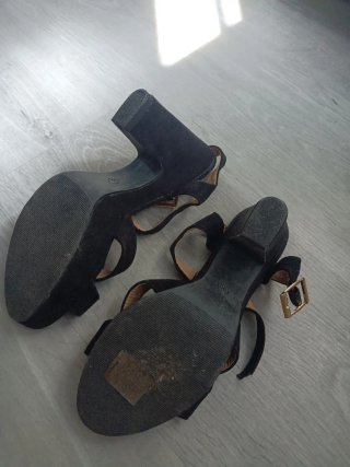 Sandalias tacón negras con detalles dorados