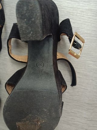 Sandalias tacón negras con detalles dorados