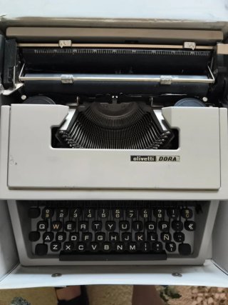 Maquina de escribir del año aproximadamente 1977.
