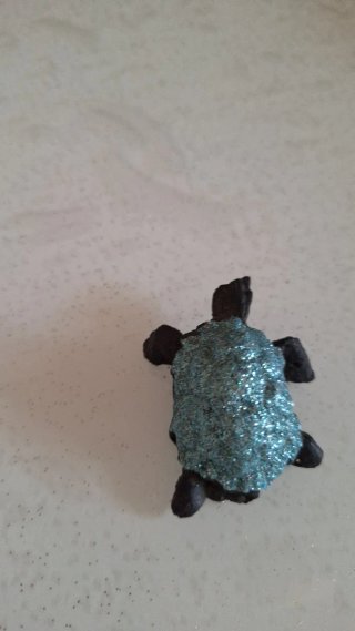 Statuetta tartaruga nera con guscio glitter