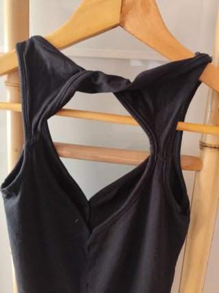 Camiseta tirantes negra con espalda cruzada