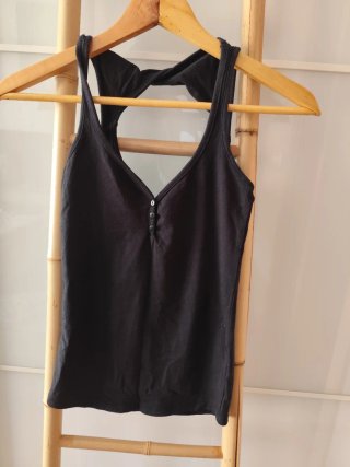 Camiseta tirantes negra con espalda cruzada