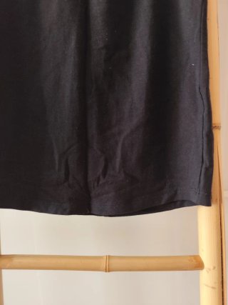 Camiseta tirantes negra con espalda cruzada