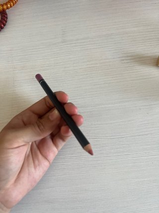 Lápiz de labios morado flojo