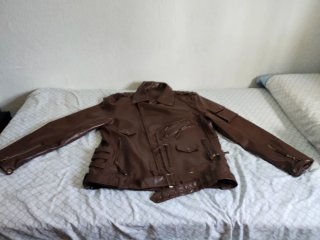 Chaqueta de cuero marrón con hebillas