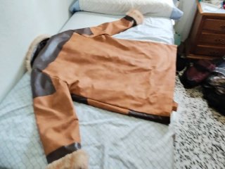 Chaqueta de cuero marrón con hebillas